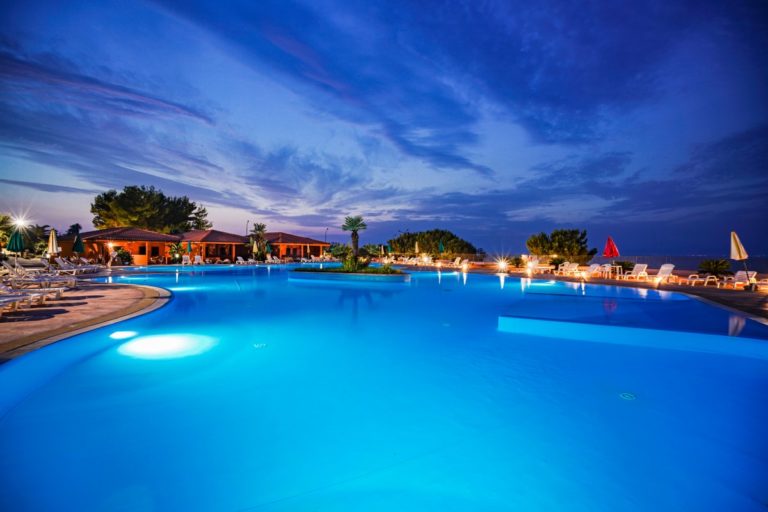 La piscina illuminata